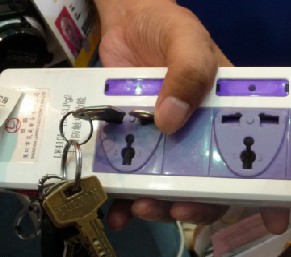 由于具有識(shí)別功能，插座只對(duì)標(biāo)準(zhǔn)插頭&ldquo;來電&rdquo;人體不受傷害