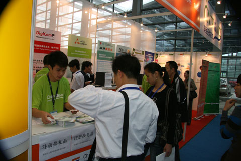 電子元件技術網的員工熱情接待來訪的觀眾