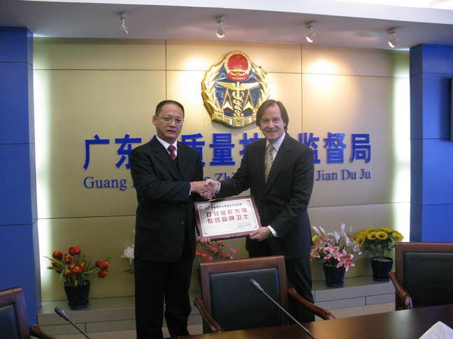 泰科電子副總裁Driscoll A. Nina先生向廣東質(zhì)監(jiān)局贈送感謝牌匾