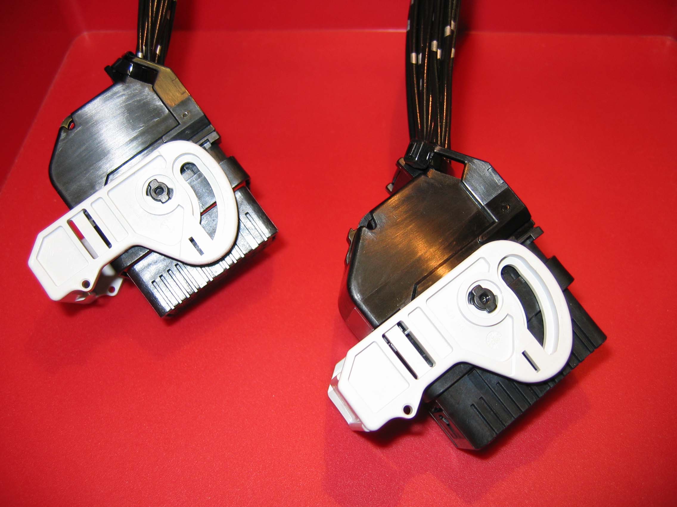 CMX密封型、 混合式、高密度、模塊化連接器系列