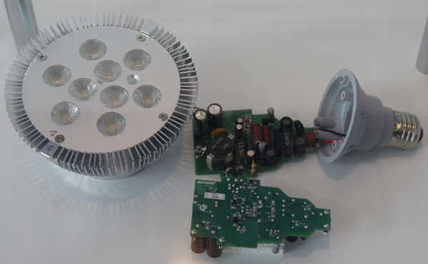 圖2. 使用PI LinkSwitch-PH設計的功率因數大于0.9的14W LED驅動電路方案