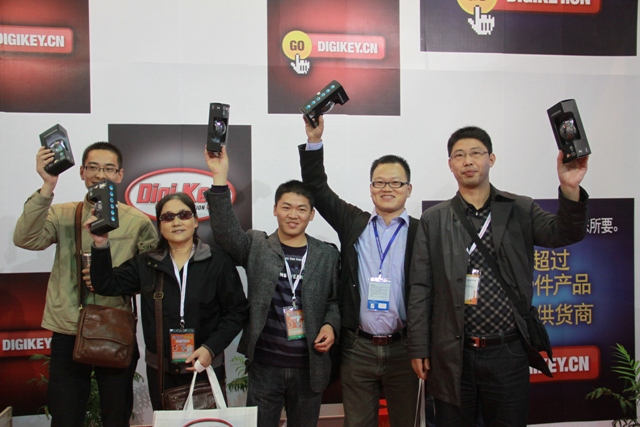 圖6 部分138元無線鼠標獲得者合影