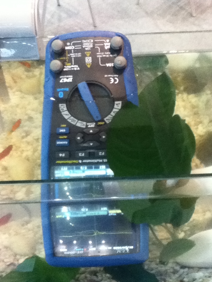 圖2:浸泡在水中的DT-99S/9989彩屏數字示波萬用表