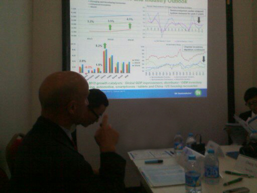圖:David Somo介紹2013年半導(dǎo)體電子市場(chǎng)商機(jī)和安森美對(duì)策