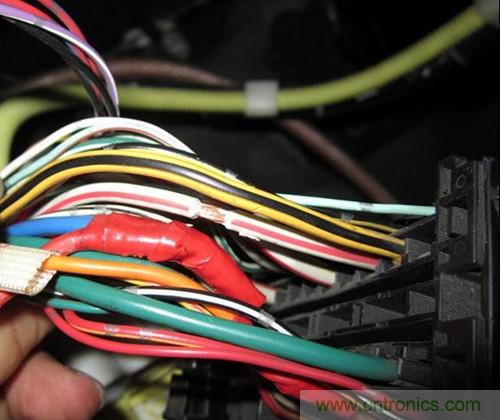 控制線25線--黃底紅條，電容器輸出線為最大的藍色線，接蓄電池正極的線為白底紅條粗線