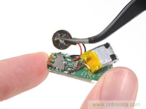 拿下電池,電池還沒有指甲蓋大,5-7天的電量