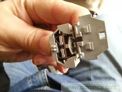 手工打造太陽能充電照明系統:點亮LED給手機充電