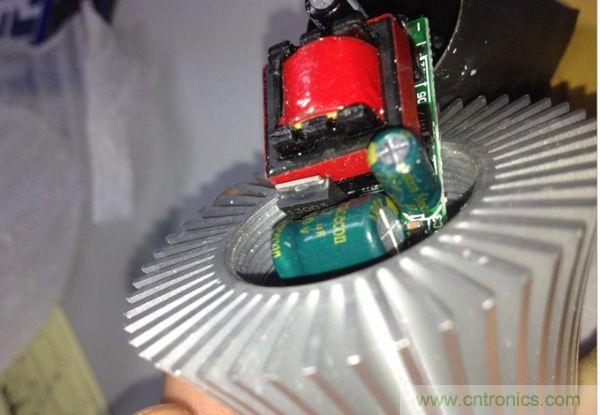 拆解對比:4元 VS 30+元LED照明燈