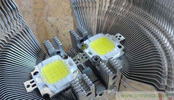 變廢為寶!風扇散熱器變身山寨LED燈