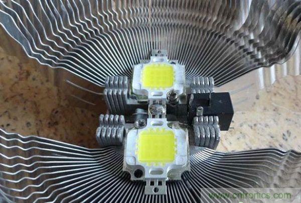 變廢為寶!風扇散熱器變身山寨LED燈