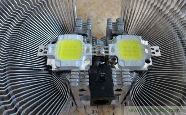 變廢為寶!風扇散熱器變身山寨LED燈