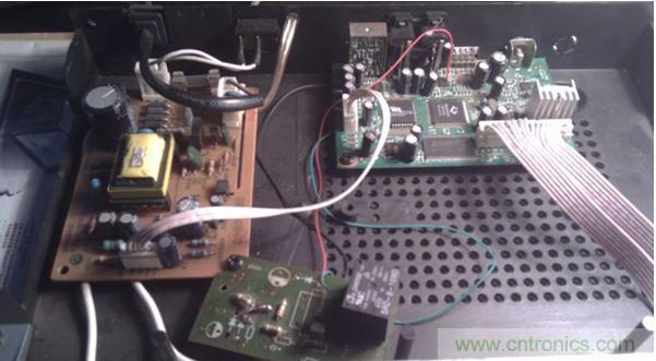 加了個(gè)繼電器,兩個(gè)三極管,五個(gè)電阻和一個(gè)二極管(三極管把解碼板的小信號(hào)進(jìn)行了兩級(jí)放大,電阻是偏置作用)。