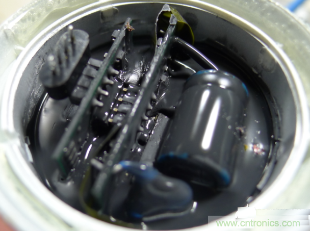 Hue 底座內部(注散熱膠的內核)長時間使用幾乎無明顯發熱