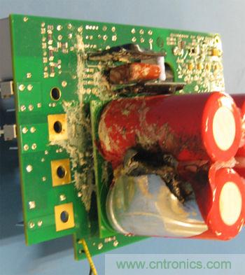 由于元件選擇不當致使電路中流過相當大的電流或電壓將有可能發生像這個燒過的電容這樣的損壞。