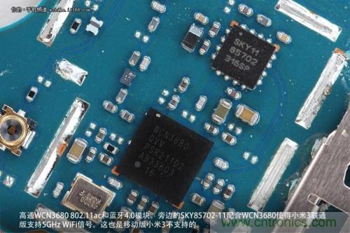 高通WCN3680 802.11ac和藍牙4.0模塊,旁邊的SKY85702-11配合其使用5GHz Wi-Fi頻段