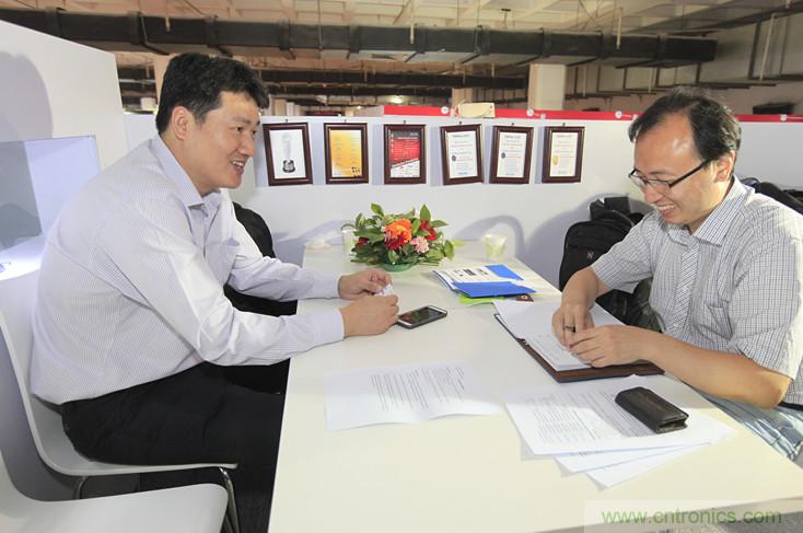 左一,Molex高級地區(qū)營業(yè)經(jīng)理王中