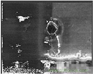 受ESD影響,氧化物沖進(jìn)一個(gè)小孔