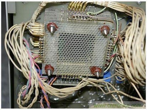 經(jīng)典懷舊拆解!歷史彌留的可編程科學(xué)計算器 from 1966