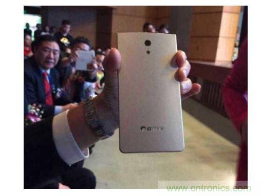 【導讀】在兩會期間,格力董事長董明珠對手機制造曾有過較為明顯的表態,她表示如果格力做手機,那么用戶在3年之內是不用進行更換的。然而就在不久之后,她又爆出了一條更為令人震驚的消息,格力手機已經做出實體機了。 曝光的格力手機 格力手機的首秀出現在中山大學博學大講堂。董明珠今日參加中山大學博學大講堂上做“傳統企業的突圍成長”演講。演講中,董明珠話鋒一轉,談到了格力手機。“我們也很意外”,董明珠陪同人員表示,“董總突然叫她的秘書拿手機過來,然后跟大家說‘透露一下格力的手機已經出來了,我也已經用了’。” 按照內部規劃,今年格力可能會將手機推向市場,但具體的正式發布時間尚未確定。在北京參加兩會期間,董明珠曾到奇虎360公司參觀,引發外界關于格力與360合作的大猜想。格力手機是代工還是自己造?售價多少?會否搭載格力智能家居系統?這一切都還沒有答案。格力集團市場部相關負責人表示,如果有消息會通過公司公告披露。 格力為什么做手機?外界最普遍的猜測是為布局智能家居。目前手機成為了公認的智能家居入口,很多智能家居的遠程遙控都通過手機來實現,再者,董明珠做事喜歡掌控大局,所以這個猜測很有可能是正確的。那么,可以肯定的是格力未來要做的智能家居,必然不是單一的硬件產品,而是一整套家居生態系統。