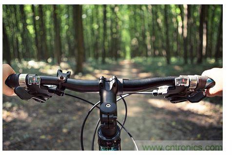 自行車車把中，觸覺反饋的使用示例