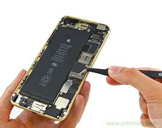 與iPhone 5S相比,電池尺寸更大,電池效率提高了16%。整部手機看起來就像一件藝術品,但看不到太多的內部構造。(來源:iFixit)
