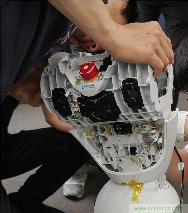 拆解筆記本不過癮,那就來拆拆日本情感機(jī)器人吧!