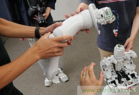 拆解筆記本不過癮,那就來拆拆日本情感機(jī)器人吧!