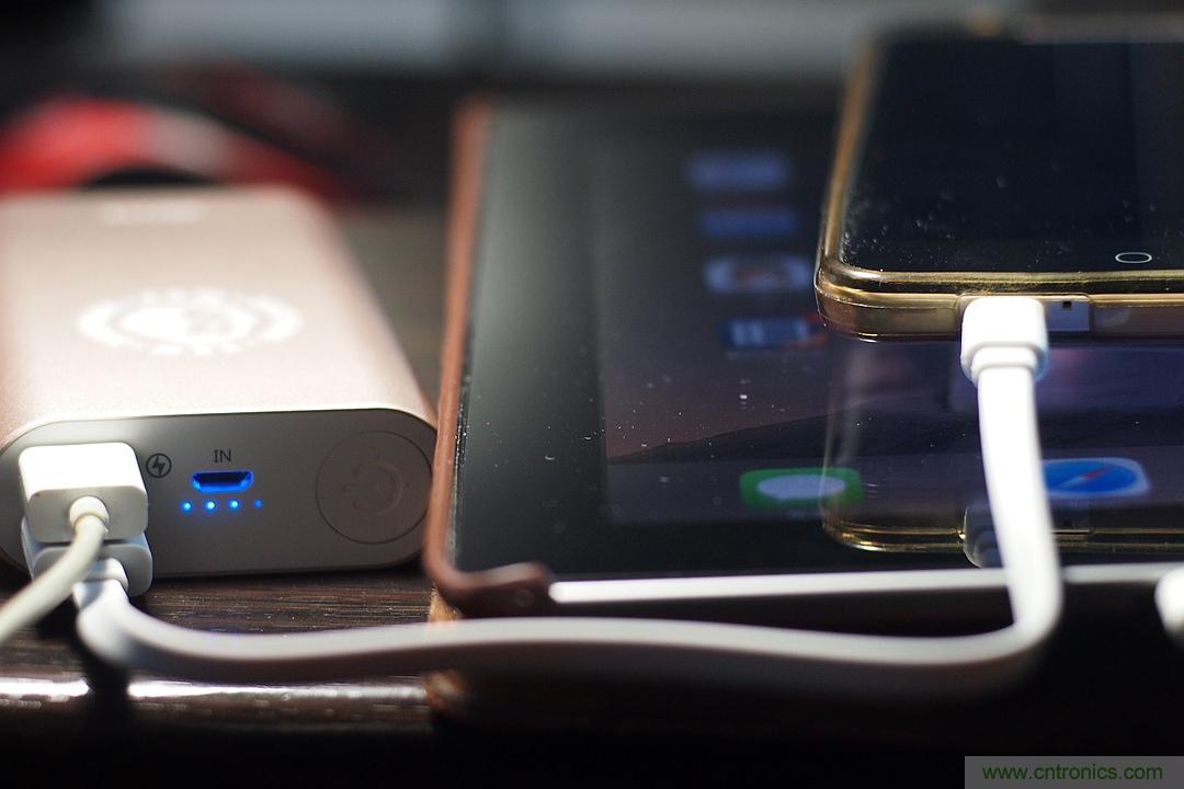 移動電源也玩雙引擎?快到你想象不到