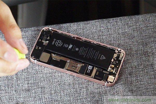 5s拆解改裝iPhone SE:120元就可愉快裝BI了