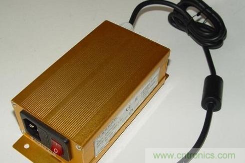 【導讀】本文總結出針對于LED電源EMC/EMI的主要幾個控制技術：電路措施、EMI濾波、元器件選擇、屏蔽和印制電路板抗干擾設計等。如果能正確合理的對這些問題進行解決，就可順利通過3C認證。  在電路當中，EMC和EMI的問題是人們始終關心的話題。在LED電路中，對于EMC和EMI的要求同樣非常高。本文將為大家介紹LED產品設計當中關于解決EMI與EMC的解決方法，感興趣的朋友快來看一看吧。  　　要解決LED驅動電源的電磁干擾問題，從硬件上可從以下幾個方面入手：  　　減少開關電源本身的干擾  　　軟開關技術，在原有的硬開關電路中增加電感和電容元件，利用電感和電容的諧振，降低開關過程中的du/dt和di/dt，使開關器件開通時電壓的下降先于電流的上升，或關斷時電流的下降先于電壓的上升，來消除電壓和電流的重疊。開關頻率調制技術，通過調制開關頻率fc，把集中在fc及其諧波2fc、 3fc…上的能量分散到它們周圍的頻帶上，以降低各個頻點上的EMI幅值。元器件的選擇，選擇不易產生噪聲、不易傳導和輻射噪聲的元器件。通常特別值得注意的是，二極管和變壓器等繞組類元器件的選用。反向恢復電流小、恢復時間短的快速恢復二極管是開關電源高頻整流部分的理想器件。合理使用電磁干擾濾波器，EMI濾波器的主要目的之一，電網噪聲是電磁干擾的一種，它屬于射頻干擾（RFI），其傳導噪聲的頻譜大致為10KHz~30MHz，最高可達 150MHz。  　　在一般情況下，差模干擾幅度小，頻率低，所造成的干擾較小;共模干擾幅度大，頻率高，還可以通過導線產生輻射，所造成的干擾較大。欲削弱傳導干擾，最有效的方法就是在開關電源輸入和輸出電路中加裝電磁干擾濾波器。LED電源一般采用簡易式單級EMI濾波器，主要包括共模扼流圈和濾波電容。EMI濾波器能有效抑制開關電源適配器的電磁干擾。 1 　　通過切斷干擾信號的傳播途徑來減少電磁干擾問題  　　第一種情況是電源線干擾可以使用電源線濾波器濾除。一個合理有效的開關電源EMI濾波器應該對電源線上差模和共模干擾都有較強的抑制作用。改善PCB板的電磁兼容性設計PCB是LED電源系統中電路元件和器件的支撐件，它提供電路元件和器件之間的電氣連接。隨著電子技術的飛速發展，PCB的密度越來越高。 PCB設計的好壞對LED電源系統的電磁兼容性影響很大。  　　實踐證實，即使電路原理圖設計正確，印刷電路板設計不當，也會對LED電源系統的可靠性產生不利影響。PCB抗干擾設計主要包括PCB布局、布線及接地，其目的是減小PCB的電磁輻射和PCB上電路之間的串擾。還有，一般變壓器電磁干擾引發的交流聲頻率一般為50HZ左右，而地線布線不當導致的交流聲，由于整流電路的倍頻作用頻率約為100HZ，仔細區分還是可以察覺的。因此，在設計印刷電路板的時候，應留意采用正確的方法，遵守PCB設計的一般原則，并應符合抗干擾的設計要求。  　　主動大幅增強受干擾體的抗干擾能力  　　在LED電源系統中輸進/輸出也是干擾源的傳導線，和接收射頻干擾信號的拾檢源，我們設計時一般要采取有效的措施：采用必要的共模/差模抑制電路，同時也要采取一定的濾波和防電磁屏蔽措施以減小干擾的進進。在條件許可的情況下盡可能采取各種隔離措施（如光電隔離或者磁電隔離），從而阻斷干擾的傳播。防雷擊措施，室外使用的LED電源系統或從室外排擠引進室內的電源線、信號線，要考慮系統的防雷擊題目。常用的防雷擊器件有：氣體放電管、 TVS（Transient Voltage Suppression）等。氣體放電管是當電源的電壓大于某一數值時，通常為數十V或數百V，氣體擊穿放電，將電源線上強沖擊脈沖導進大地。TVS可以看成兩個并聯且方向相反的齊納二極管，當兩端電壓高于某一值時導通。其特點是可以瞬態通過數百乃上千A的電流。