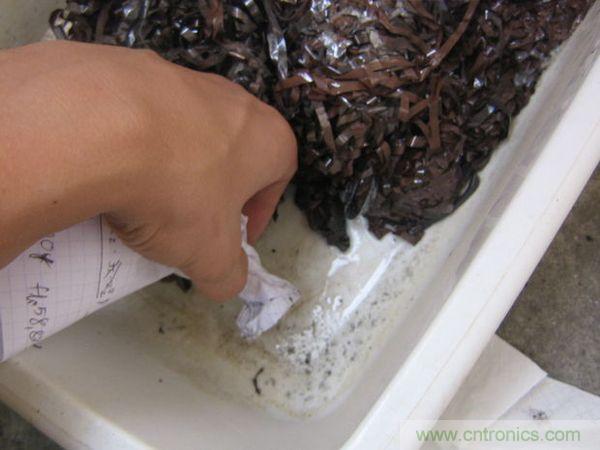 藝術源于生活,用生活中的物件也能制作磁流體