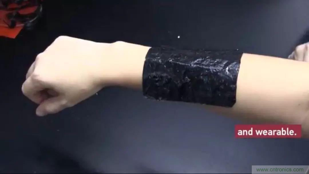 可穿戴技術新突破:形狀可定制的織物超級電容