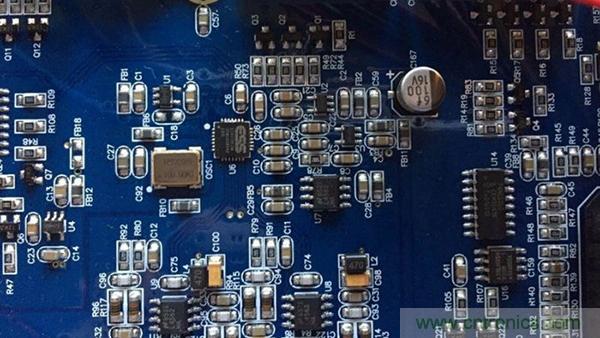 如何“布局”電路上的貼片電容才會(huì)降低寄生電感？