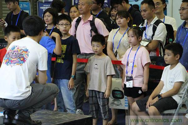 WAIE大戰(zhàn)“利奇馬”,3萬真粉如約駕臨“WAIE 2019第四屆上海國際人工智能展覽會” WAIE大戰(zhàn)“利奇馬”,3萬真粉如約駕臨“WAIE 2019第四屆上海國際人工智能展覽會”