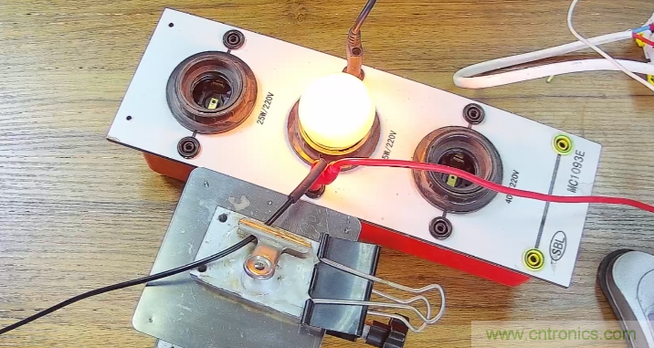 電燈泡內(nèi)通有交流電,為什么看不到燈泡在閃爍?