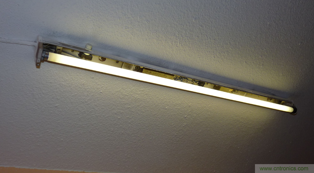 電燈泡內(nèi)通有交流電,為什么看不到燈泡在閃爍?