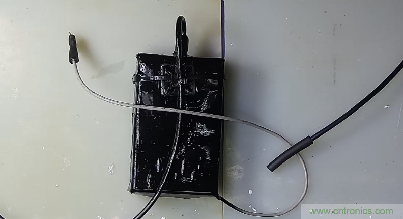 電燈泡內(nèi)通有交流電,為什么看不到燈泡在閃爍?