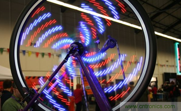 電燈泡內(nèi)通有交流電,為什么看不到燈泡在閃爍?